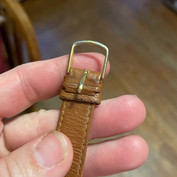 Authentic Gucci Vintage Ladies Watch Gold Tone with Logo Leather Strap run - Picture 2 of 5